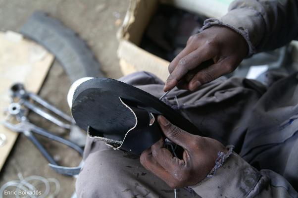 Von Lepra betroffene brauchen oft spezielle Schuhe / DAHW